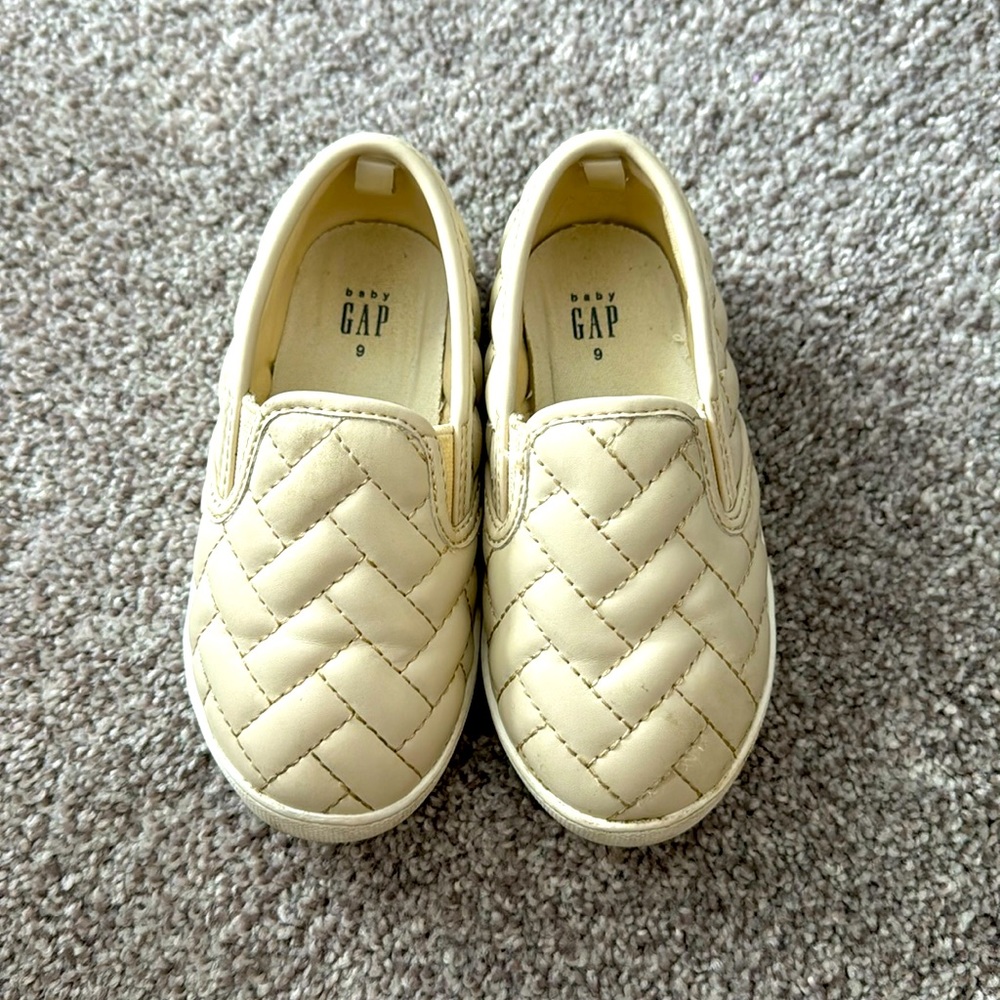 GAP SZ 9 slip ons on beige- preloved but great condition